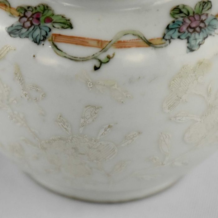 Bule em porcelana da China Qianlong, séc. XVIII, “bianco supra bianco”