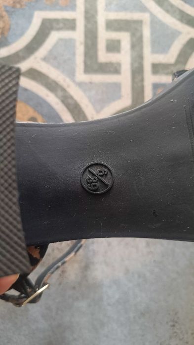 Леопардовые босоножки  39 р.