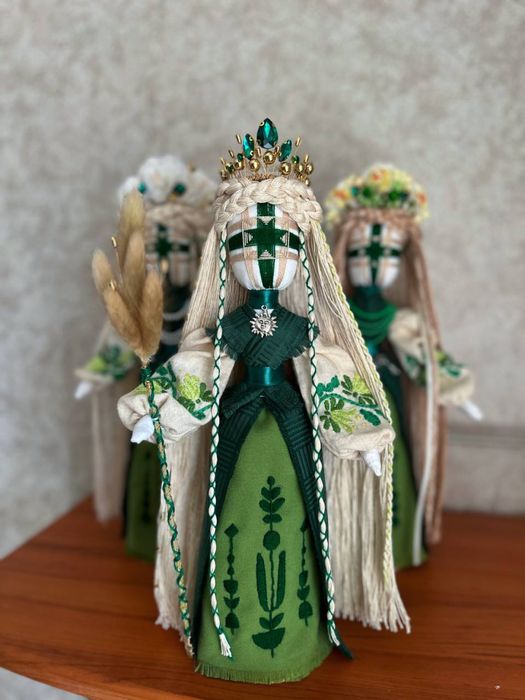 Лялька-мотанка ручної роботи в зеленому кольорі