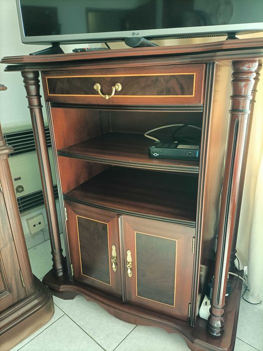 Móvel de TV Clássico em Madeira – Estilo Colonial / Neoclássico