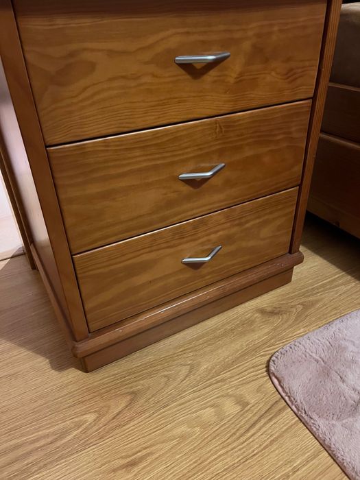 Cama e mesa de cabeceira em madeira de cerejeira