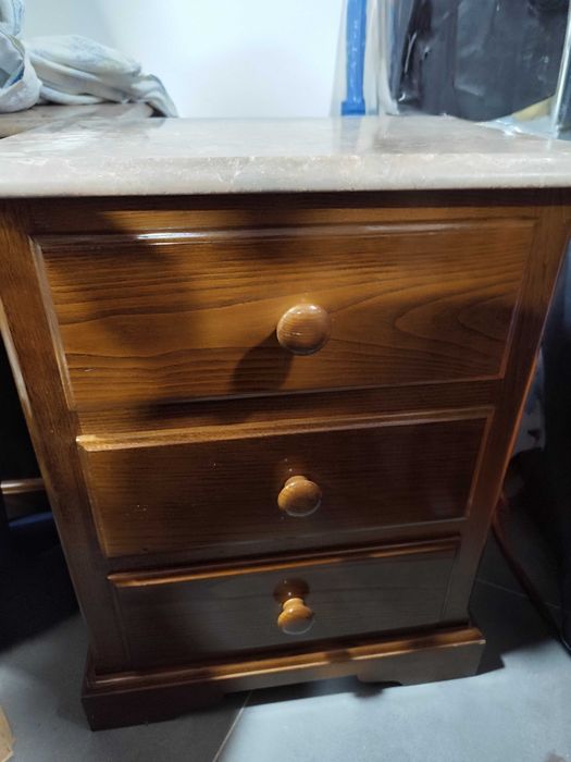 Quarto casal, cómoda e mesinhas de cabeceira