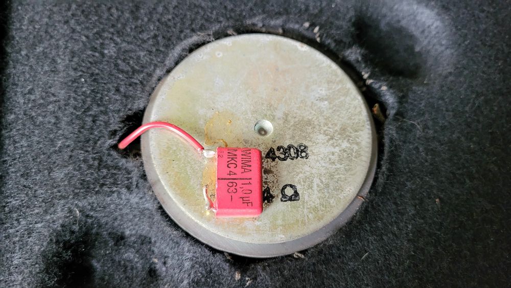 4 głośniki z tylną półką samochodową lub na odwrót