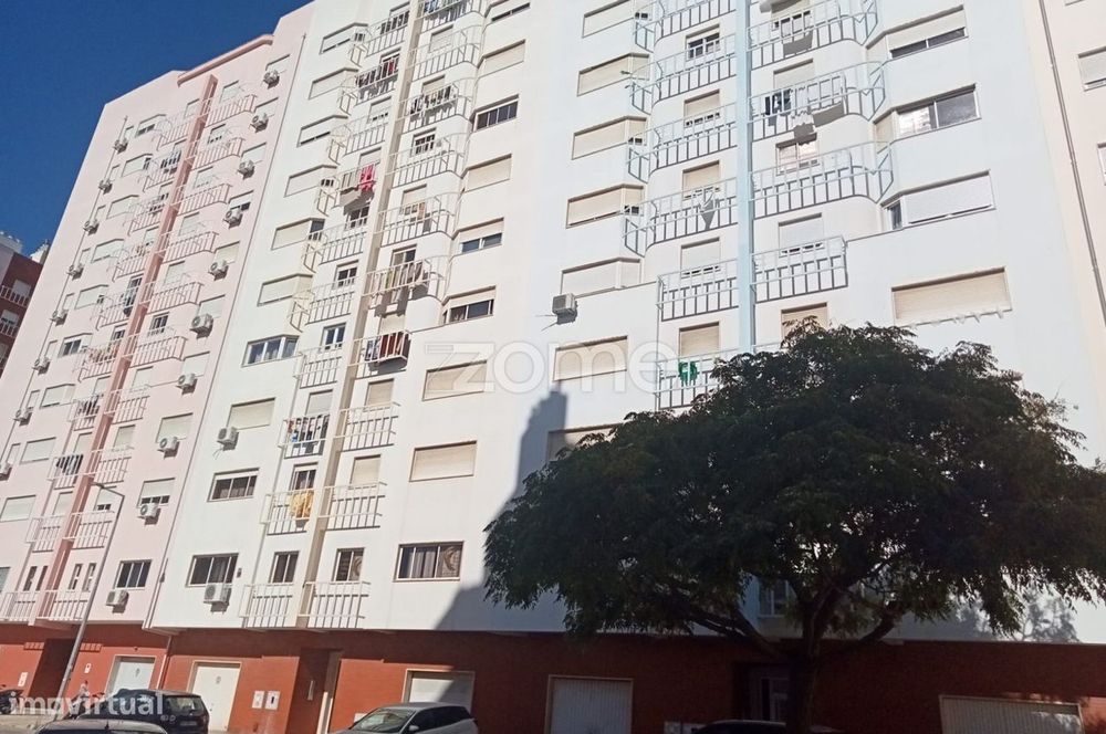 Apartamento T3 com Lareira, Parqueamento e Arrecadação – Santa Mar...