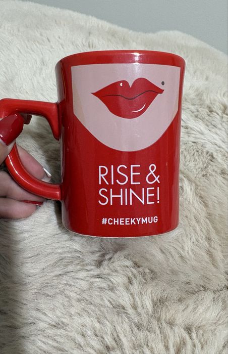 czerwony, ceramiczny kubek Nescafé o pojemności około 250 ml