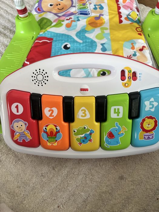 Fisher Price mata z pianinem