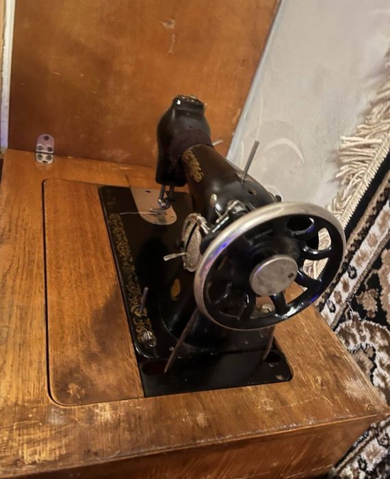 Швейна машинка з ножним керуванням