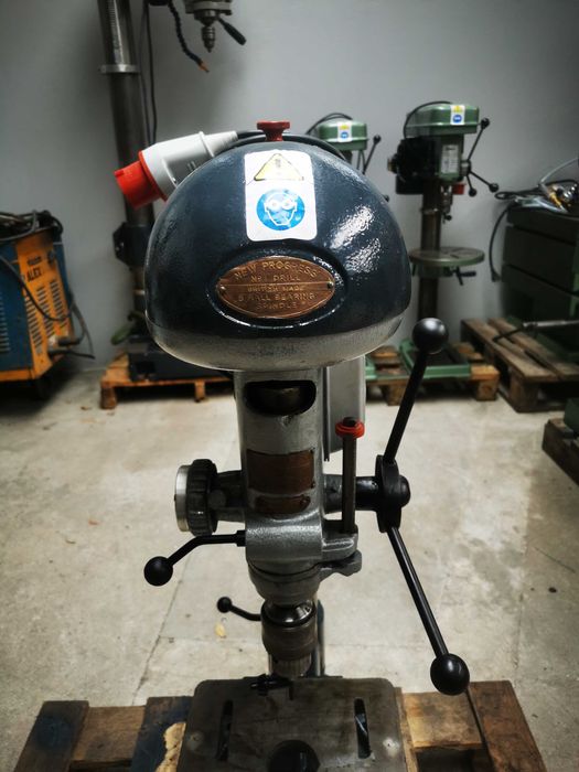 Engenho de furar de meia coluna