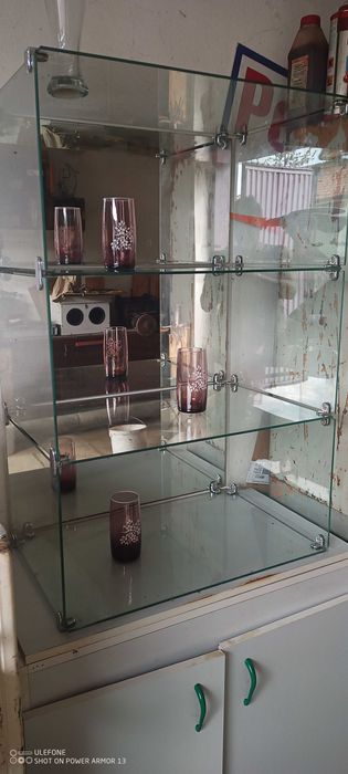 стеклянная витрина с зеркалами