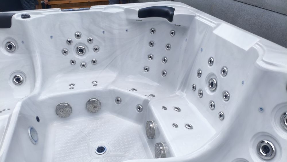 Ekskluzywne Jacuzzi 5 osobowe, 94 dysze, WIFI, Balboa, ostatnia sztuka biała.