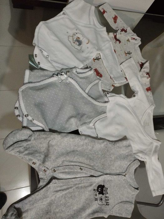 Roupinhas de bebé recém nascido