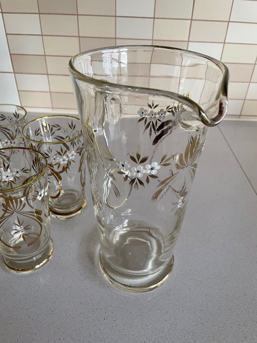 Jarra e conjunto de copos antigos