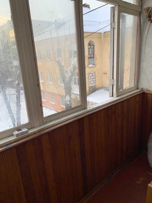 Продаю  велику 2кімнатну квартиру в р-ні пл.Молоді, розглядаю продаж за сертифікати