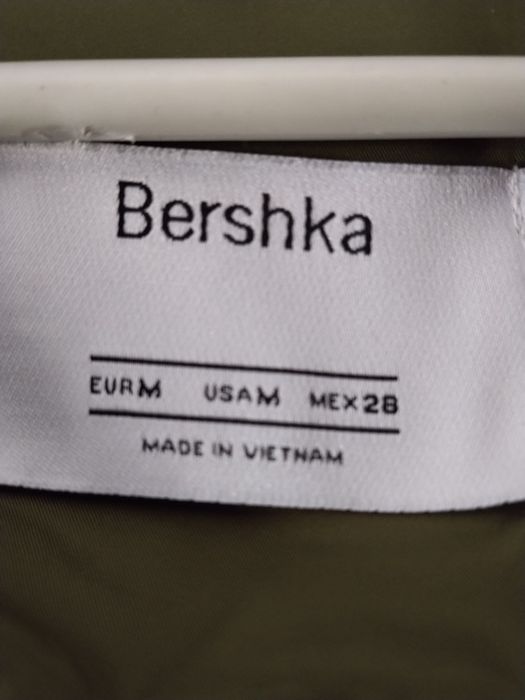 Super lekka wiatrówka BERSHKA M/L