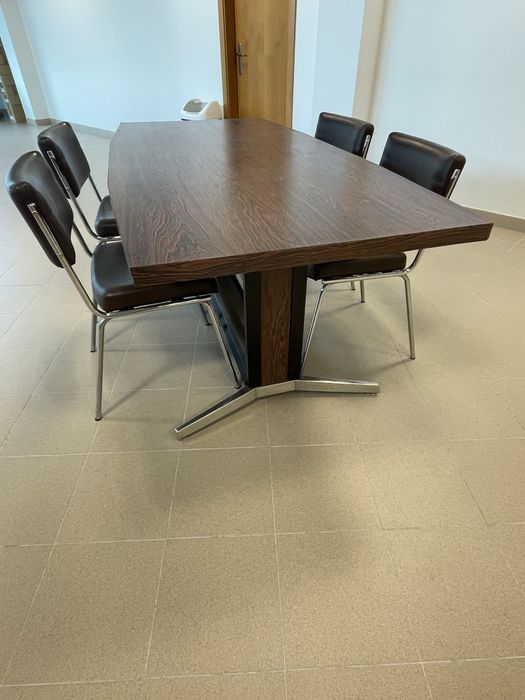 Mesa de reuniões com cafeiras Handy