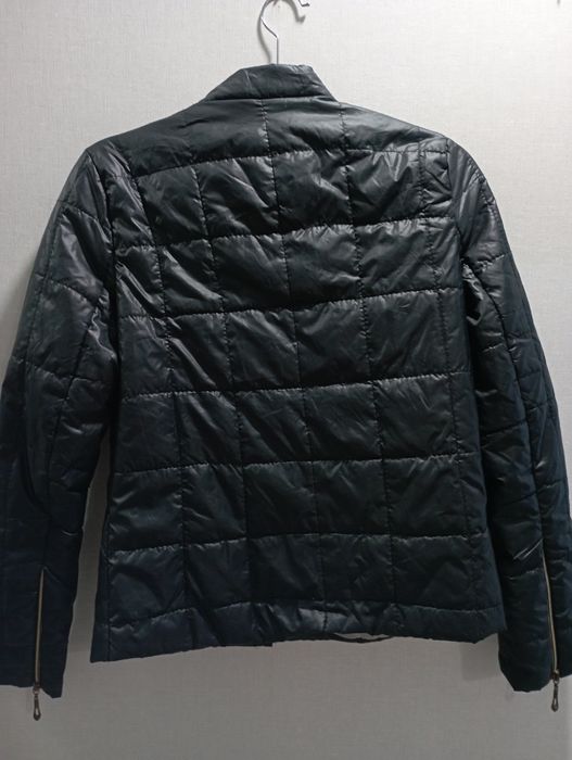 Чорна легка куртка
