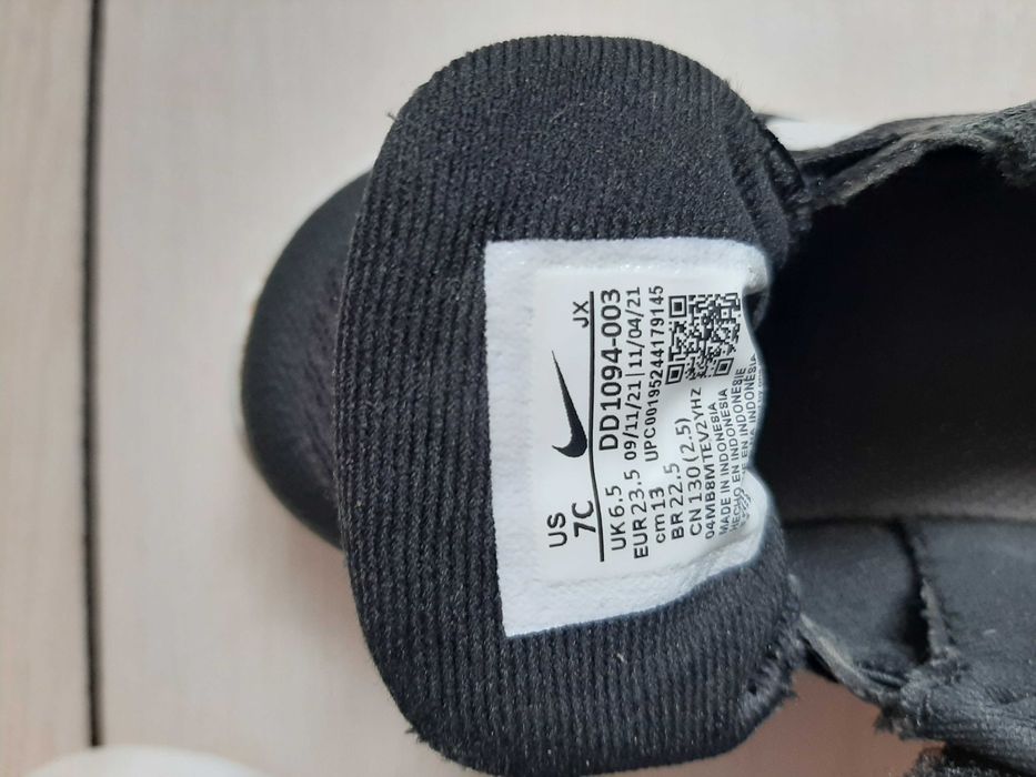 Buty sportowe nike czarne dla chłopca 23,5