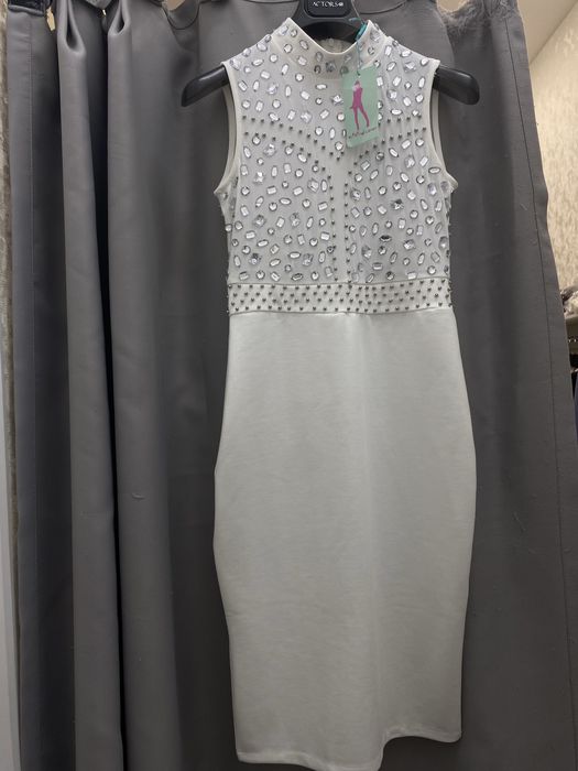 Продам сукні нові