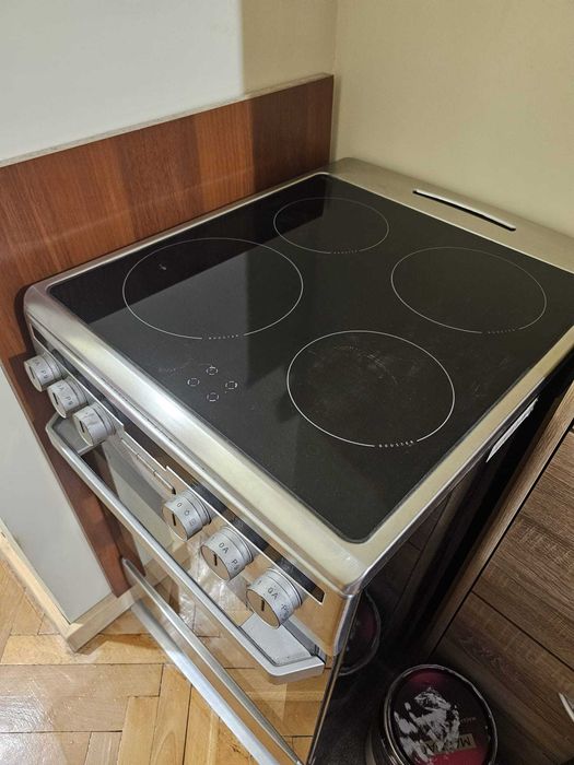 Kuchenka indukcyjna z piekarnikiem elektrycznym