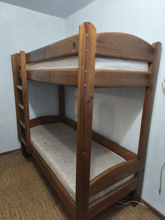 Продам двухярусную кровать (дуб)