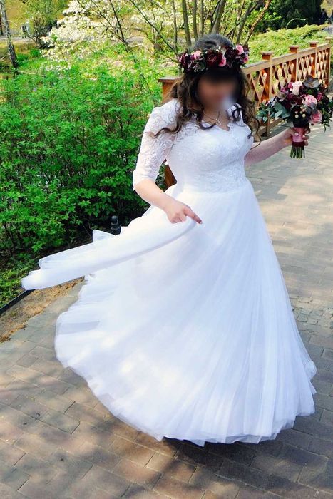 Suknia ślubna piękna i fantastycznej jakości - z trenem