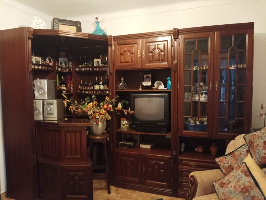 Lindo Móvel Bar em madeira exótica.