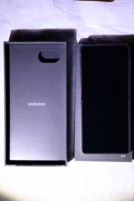 Samsung Galaxy Z Flip 7 на 512 гб + оригінальний чохол