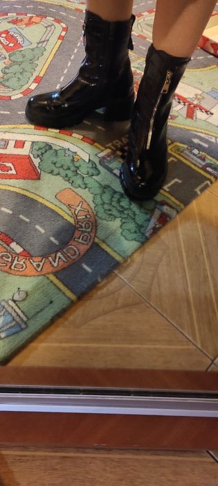 Демісезонні лакові з натуральної шкіри чоботи