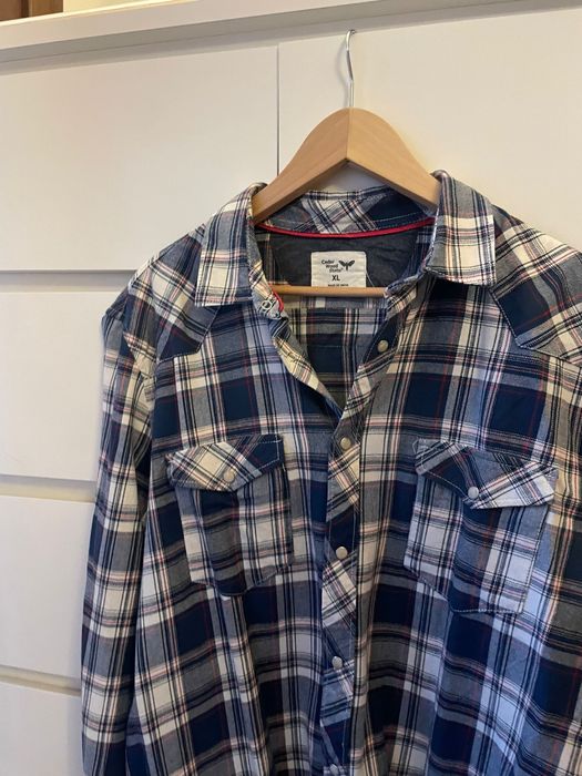 Camisa “flanela” com xadrez azul, branco e vermelho