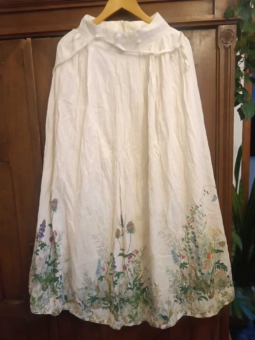 piękna baiał długa spódnica z motywem kwiatów