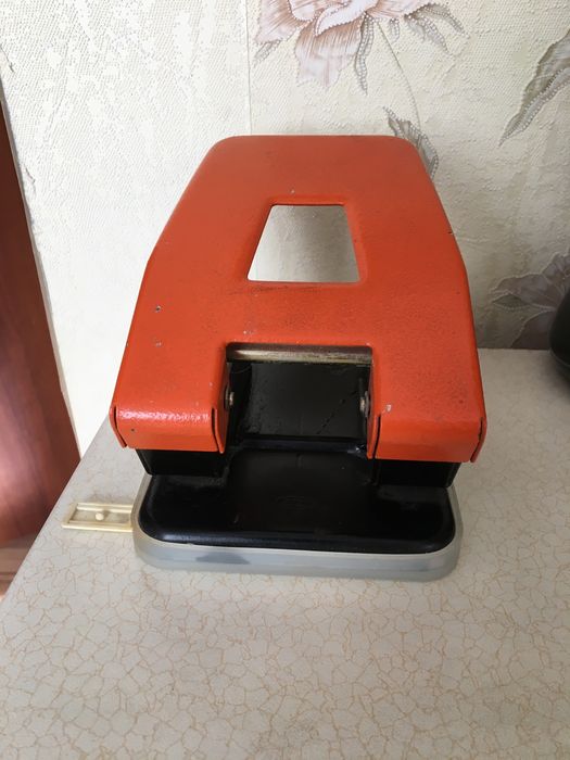 Дырокол канцелярский