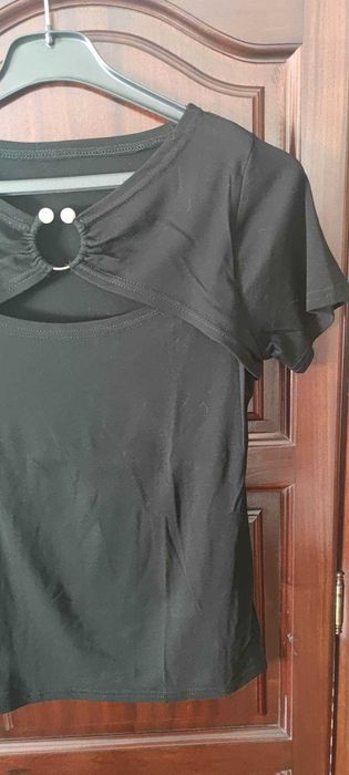 T-shirt Preta veste até XL (nova) 10€
