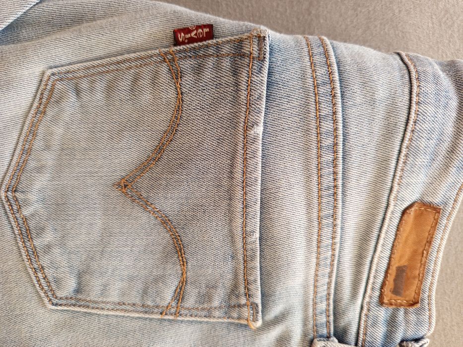 Продам джинсы Levi's