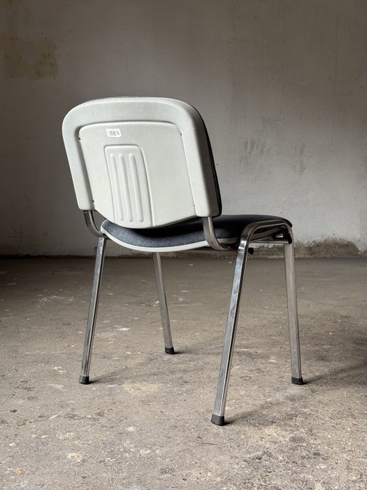 Krzesło (metalowa konstrukcja, materialowe obicie)