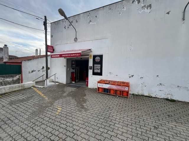 Trespasse supermercado 650m2 com parqueamento