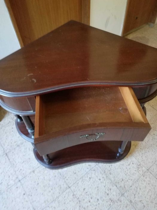 Móvel de canto em madeira