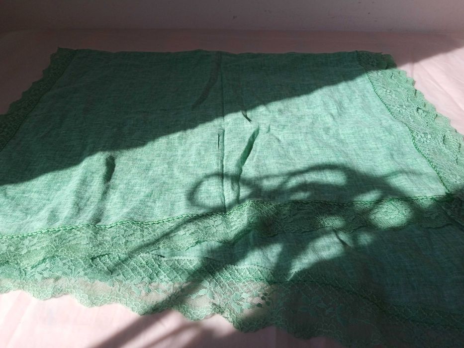 zielony szal na lato z koronką