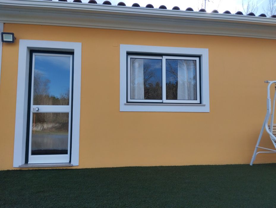 Alugo quarto , com acesso independente.