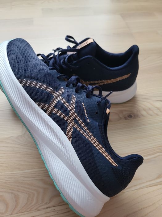 Нові кросівки Asics