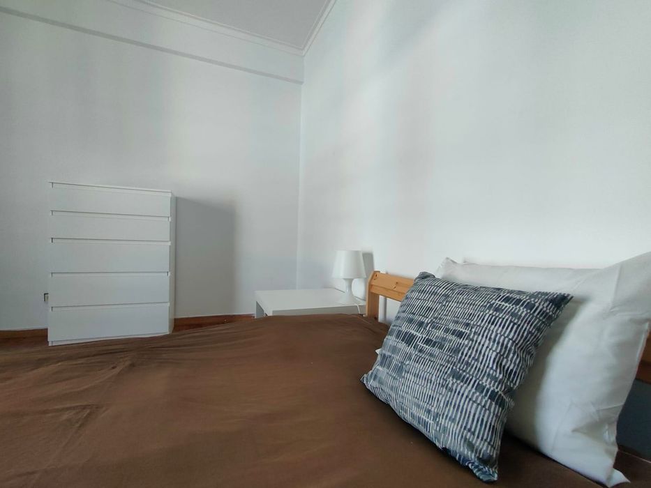 Quarto nas Mercês 5 min pé da estação