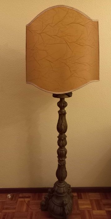 Candeeiro de pé alto em talha dourada