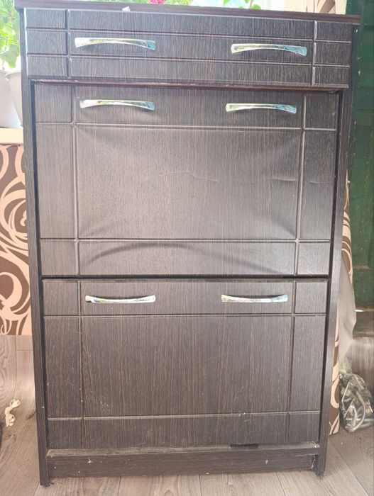 Шафа комод для взуття в доброму стані. Має 2 висувні шухляди для збері