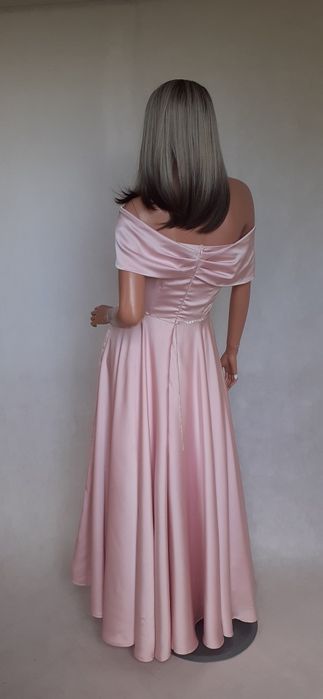 Piękna suknia z jedwabistej satyny z biżuteryjnym paskiem 40/42