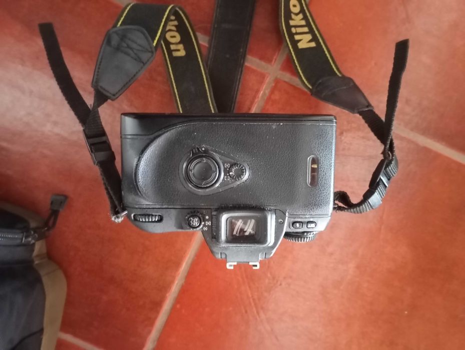Camera Nikon F80,com flash e bolso de transporto