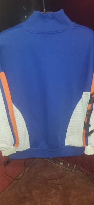 Женский свитшот.