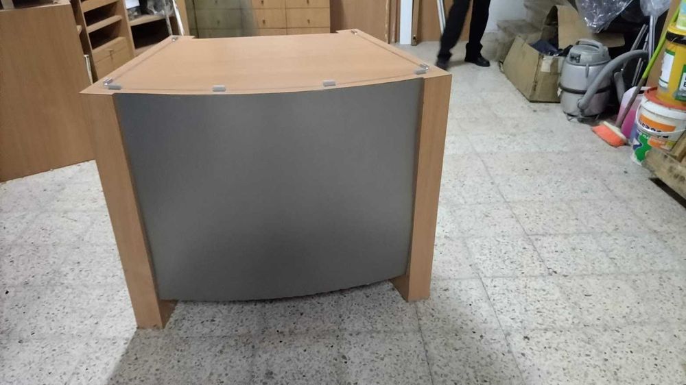 Balcão de atendimento em faia, com a frente revestida a aço escovado