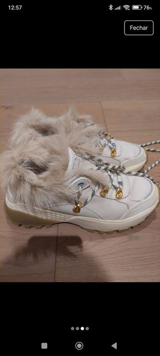 Sapatilha com pelo no tornozelo