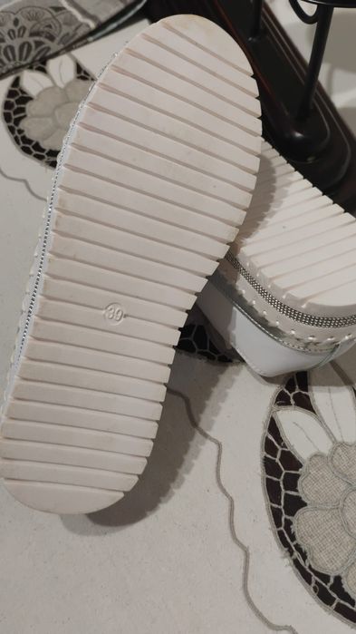 Tênis brancos com brilhos cinza, novos, 38