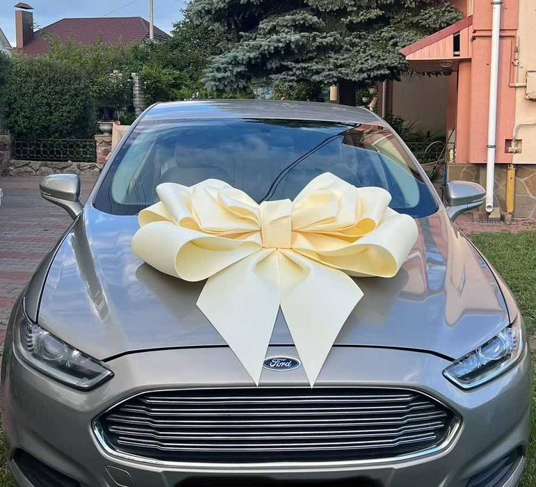 Бант на машину – акцент на Cвято