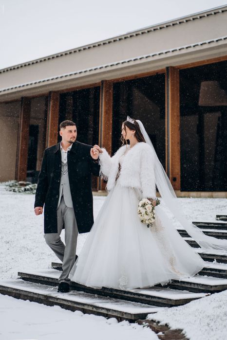 Неймовірно гарна біла шуба